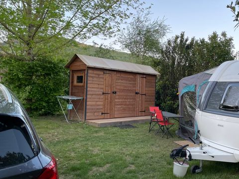 Emplacement - Forfait Premium : emplacement 10A équipé d'une Freecamp (cabane avec sanitaires)