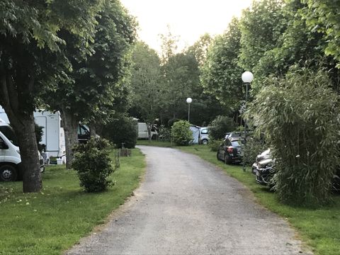 Emplacement - Forfait Confort (1 voiture + tente, caravane, van ou camping-car + électricité 10A)
