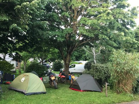 Emplacement - Forfait Confort (1 voiture + tente, caravane, van ou camping-car + électricité 10A)