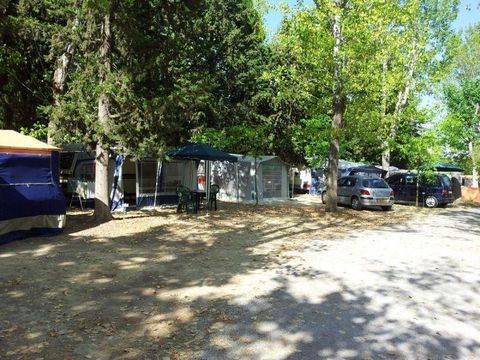 Emplacement - Confort : forfait 1 à 2 pers. - électricité 10 A -1 voiture, 1 empl, (4 adultes max)- Accès aire de vidange