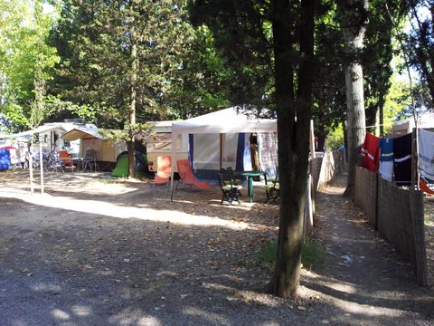 Emplacement - Confort : forfait 1 à 2 pers. - électricité 10 A -1 voiture, 1 empl, (4 adultes max)- Accès aire de vidange