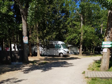 Emplacement - Confort : forfait 1 à 2 pers. - électricité 10 A -1 voiture, 1 empl, (4 adultes max)- Accès aire de vidange