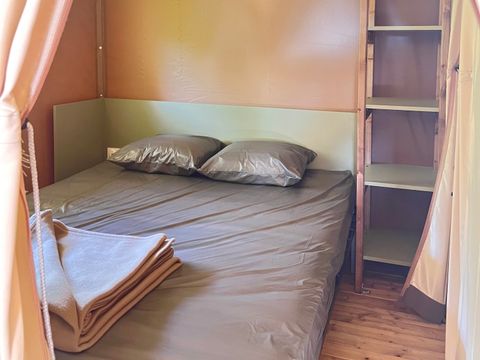 Tente en toile et en bois 4 personnes - Lodge safari Aiguines - 26m² - Glamping