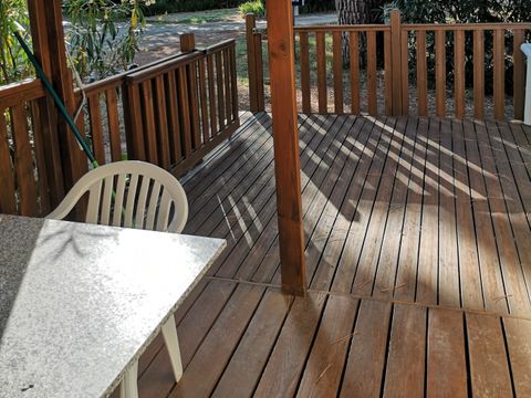 CHALET 4 personnes - Premium 35 m² (2 chambres) + TV + Climatisation + grande terrasse semi couverte