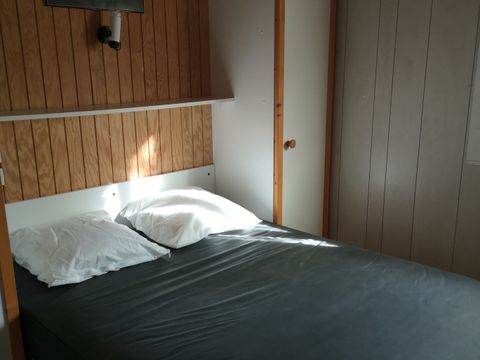 CHALET 4 personnes - Premium 35 m² (2 chambres) + TV + Climatisation + grande terrasse semi couverte