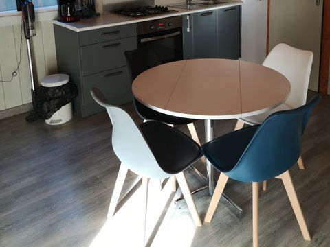 CHALET 4 personnes - Premium 35 m² (2 chambres) + TV + Climatisation + grande terrasse semi couverte