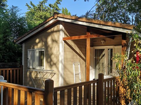 CHALET 4 personnes - Premium 35 m² (2 chambres) + TV + Climatisation + grande terrasse semi couverte