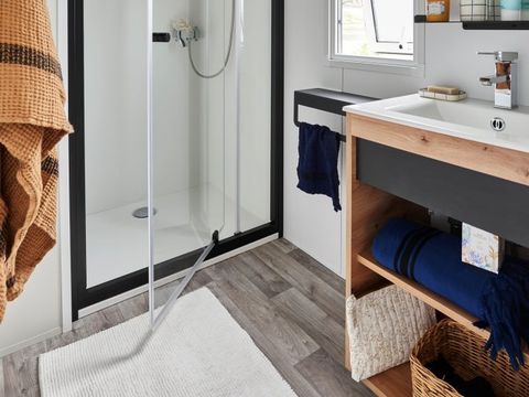 MOBILHOME 7 personnes - PREMIUM 3 chambres - 32m2 - avec CLIM + WIFI + TV - Terrasse couverte de 16m2