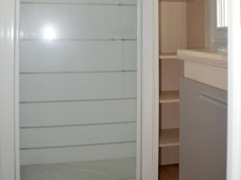 Mobilhome 4 personnes - Confort Climatisation Réversible - Terrasse - 2 chambres - 21m² / Genévrier - Mûrier et Pin d'Alep