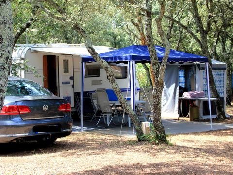 Emplacement - FORFAIT - Voiture Caravane / Camping-car / Tente - 2 Personnes incluses - Électricité 10