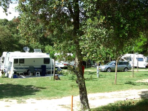 Emplacement - FORFAIT - Voiture Caravane / Camping-car / Tente - 2 Personnes incluses - Électricité 10