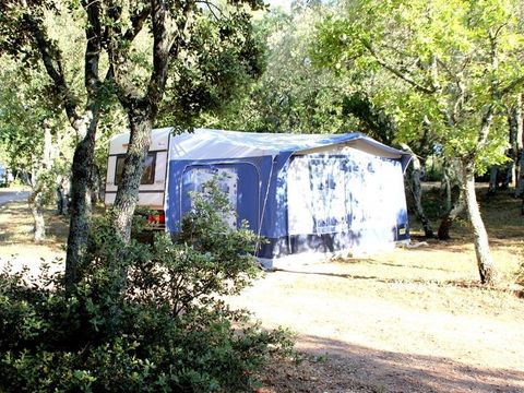 Emplacement - FORFAIT - Voiture Caravane / Camping-car / Tente - 2 Personnes incluses - Électricité 10