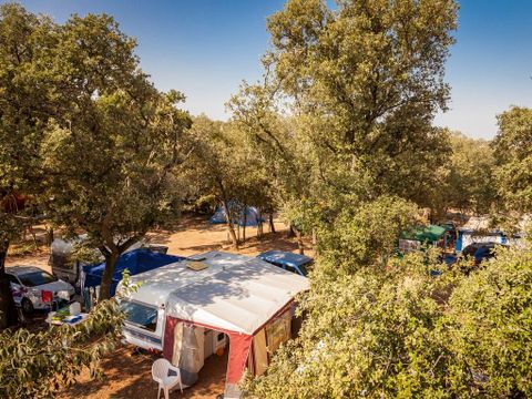 Emplacement - Forfait Confort (1 tente ou caravane ou camping-car / 1 voiture / électricité 16A)