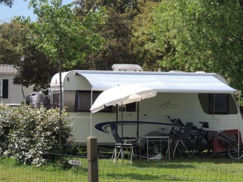 Emplacement - Forfait Confort (1 tente ou caravane ou camping-car / 1 voiture / électricité 16A)