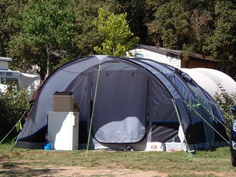 Emplacement - Forfait Confort (1 tente ou caravane ou camping-car / 1 voiture / électricité 16A)