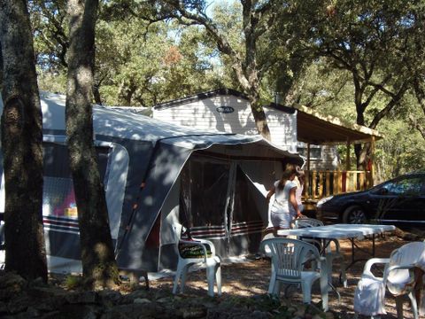 Emplacement - Forfait Confort (1 tente ou caravane ou camping-car / 1 voiture / électricité 16A)