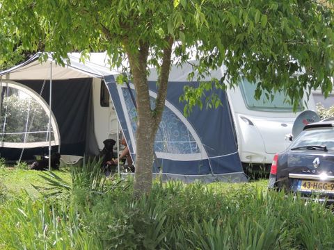 Emplacement - Forfait Confort (1 tente ou caravane ou camping-car / 1 voiture / électricité 16A)