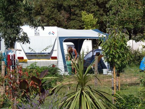 Emplacement - Forfait Confort (1 tente ou caravane ou camping-car / 1 voiture / électricité 16A)