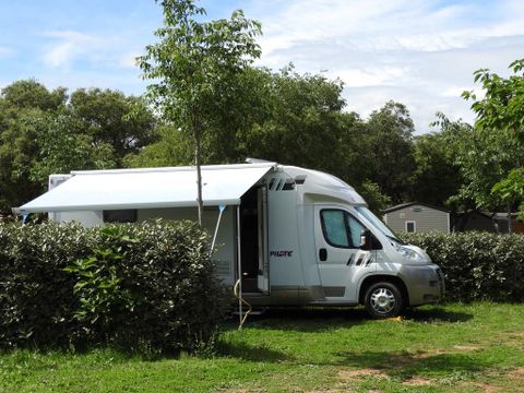 Emplacement - Forfait Confort (1 tente ou caravane ou camping-car / 1 voiture / électricité 16A)