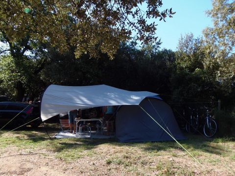 Emplacement - Forfait Confort (1 tente ou caravane ou camping-car / 1 voiture / électricité 16A)