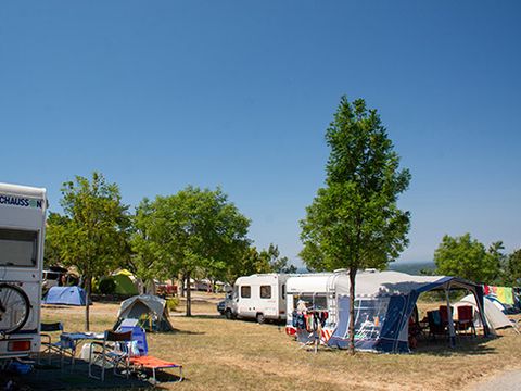 Emplacement - Forfait Confort (1 tente, caravane ou camping-car / 1 voiture / électricité 6A)