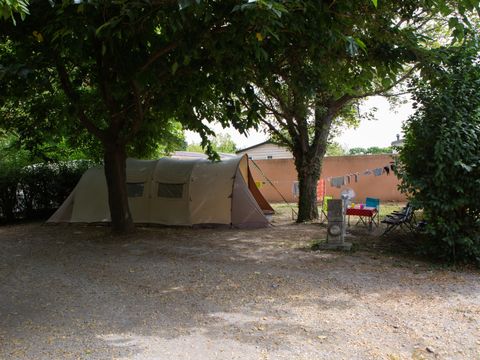 Emplacement - Forfait Privilège (1 tente, caravane ou camping-car / 1 voiture / électricité 8A) +120m² 2/6 pers