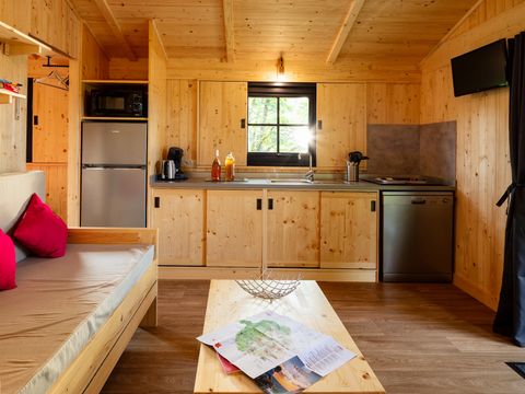 Tente en toile et en bois 5 personnes - CABANE LODGE sur PILOTIS climatisée 2 chambres
