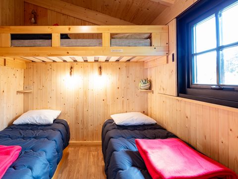 Tente en toile et en bois 5 personnes - CABANE LODGE sur PILOTIS climatisée 2 chambres