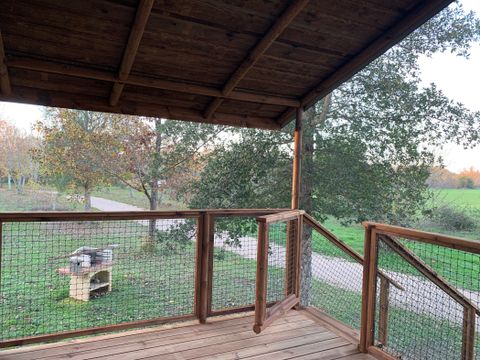 Tente en toile et en bois 5 personnes - CABANE LODGE sur PILOTIS climatisée 2 chambres