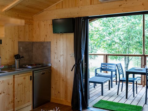Tente en toile et en bois 5 personnes - CABANE LODGE sur PILOTIS climatisée 2 chambres