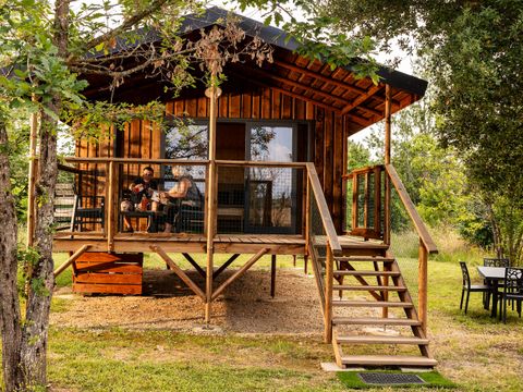 Tente en toile et en bois 5 personnes - CABANE LODGE sur PILOTIS climatisée 2 chambres