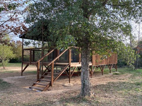 Tente en toile et en bois 5 personnes - CABANE LODGE sur PILOTIS climatisée 2 chambres