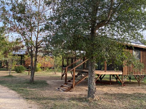 Tente en toile et en bois 5 personnes - CABANE LODGE sur PILOTIS climatisée 2 chambres