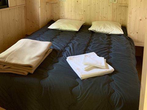 Tente en toile et en bois 5 personnes - CABANE LODGE sur PILOTIS climatisée 2 chambres