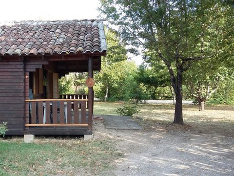 CHALET 4 personnes - CHALET PMR CONFORT - 1 ch - clim - TV - BBQ - Ménage* - 35m2 + terrasse couverte de 14m2