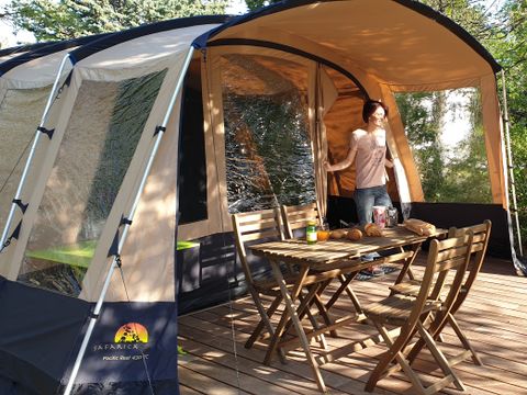 Tente en toile et en bois 4 personnes - Tente prêt à camper 28 m² - terrasse semi-couverte - sans sanitaire
