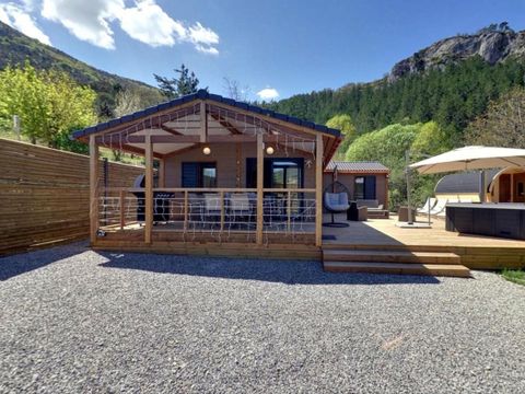 CHALET 6 personnes - Chalet Prestige 75m² - Jacuzzi - 2 Salles de bain CHALET 6 personnes - Chalet Prestige 75m² - Jacuzzi - 2 Salles de bain