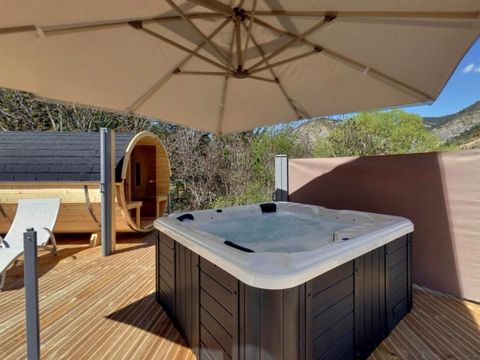 CHALET 6 personnes - Chalet Prestige 75m² - Jacuzzi - 2 Salles de bain CHALET 6 personnes - Chalet Prestige 75m² - Jacuzzi - 2 Salles de bain