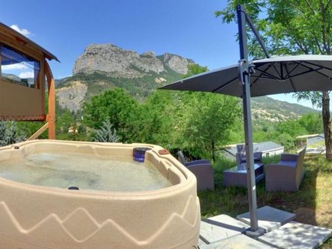 LODGE 5 personnes - Tente Nature Lodge SPA - 3 chambres - Cuisine équipée - Salle de bain LODGE 5 personnes - Tente Nature Lodge SPA - 3 chambres - Cuisine équipée - Salle de bain