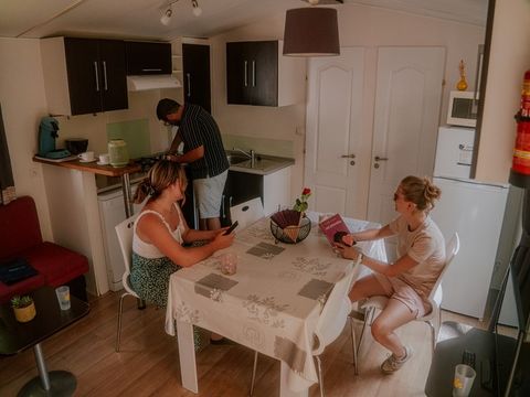 Mobilhome 1/6 personnes - Orchidée Grand Confort 35m² - 2 chambres - Terrasse couverte - CLIM - TV - Lave-vaisselle
