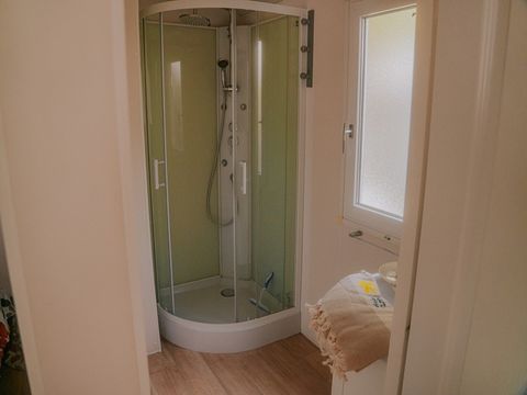 Mobilhome 1/6 personnes - Orchidée Grand Confort 35m² - 2 chambres - Terrasse couverte - CLIM - TV - Lave-vaisselle