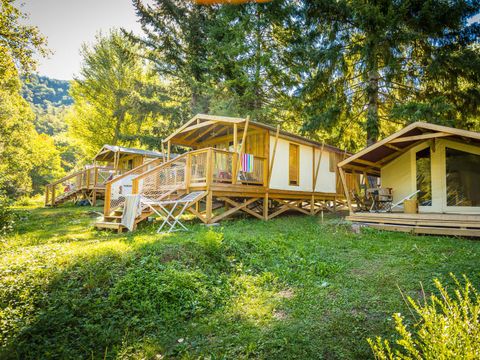 Hébergement 7 personnes - Cabane Lodge Premium sur pilotis 32m² - 2 chambres (avec sanitaires) + terrasse + TV 4/7 pers.
