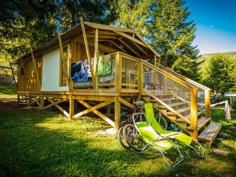 HÉBERGEMENT INSOLITE 7 personnes - Cabane Lodge Premium sur pilotis 32m² - 2 chambres (avec sanitaires) + terrasse + TV 4/7 pers.
