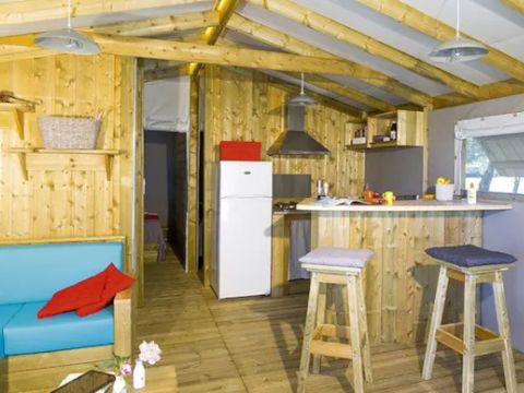Hébergement 7 personnes - Cabane Lodge Premium sur pilotis 32m² - 2 chambres (avec sanitaires) + terrasse + TV 4/7 pers.