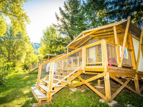 Hébergement 7 personnes - Cabane Lodge Premium sur pilotis 32m² - 2 chambres (avec sanitaires) + terrasse + TV 4/7 pers.
