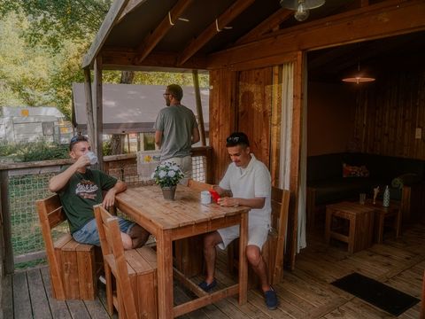 Hébergement 4/7 personnes - Cabane Lodge Premium sur pilotis 32m² - 2 chambres - Avec sanitaires - Terrasse - TV
