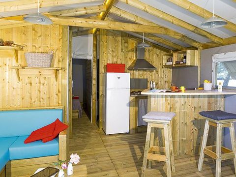 Hébergement 7 personnes - Cabane Lodge Premium sur pilotis 32m² - 2 chambres (avec sanitaires) + terrasse + TV 4/7 pers.