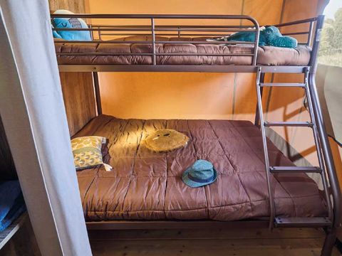 Tente en toile et en bois 5 personnes - Lodge Kenya Evasion Confort 34m² - 2 chambres 2/5 personnes (avec sanitaires) + Terrasse 5 pers.