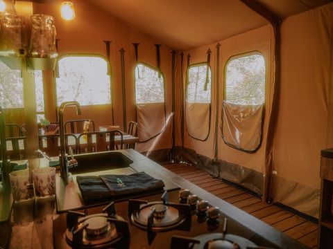Tente en toile et en bois 2/5 personnes - Lodge Kenya Evasion Confort 34m² - 2 chambres - Avec sanitaires - Terrasse