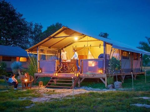 Tente en toile et en bois 5 personnes - Lodge Kenya Evasion Confort 34m² - 2 chambres 2/5 personnes (avec sanitaires) + Terrasse 5 pers.